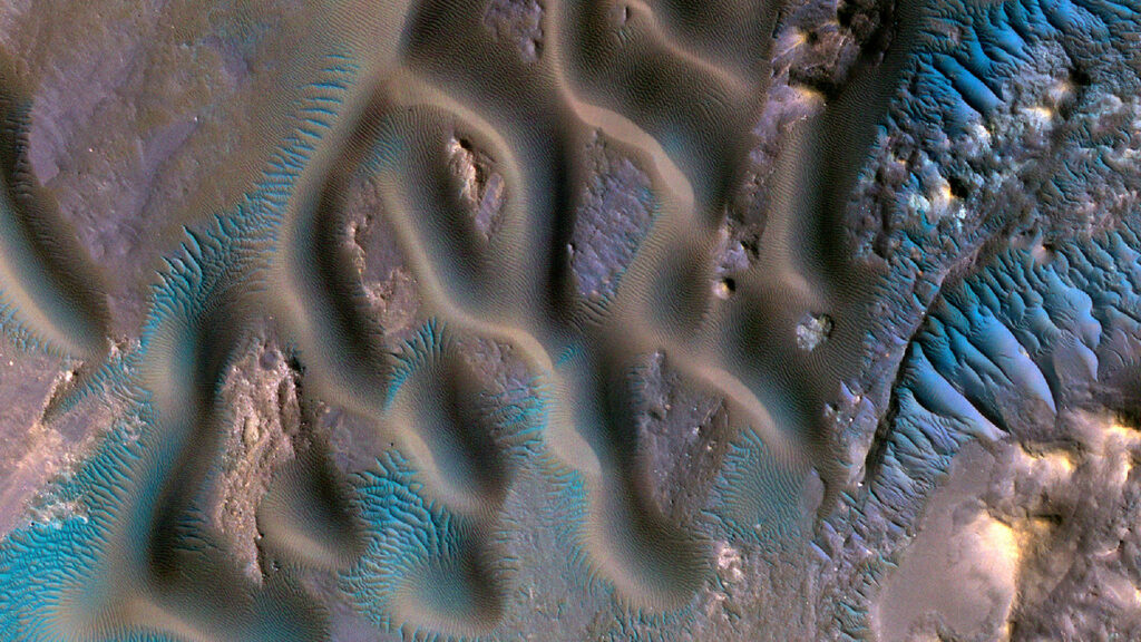 Strange Mars dunes reveal where the wind blows on the Red Planet